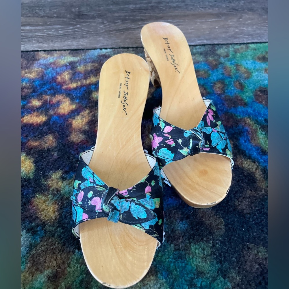 Betsey Johnson wooden carved Tiki slide mule sandals NWOT - Picture 2 of 4